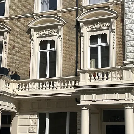 Newly Refurbished- Awesome Very Central Flat In Famous Notting Hill With A Balcony